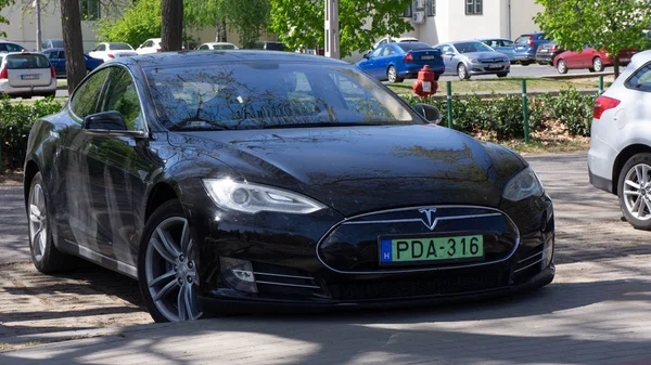 Debrecen Hungary 04 19 2019 yeşil plakalı tesla modeli S Debrecen büyük orman parkı park