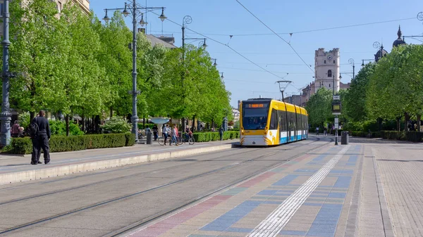 Debrecen Hungria 04 19 2019 bonde passa pela Praça Kossuth em Debrecen — Fotografia de Stock