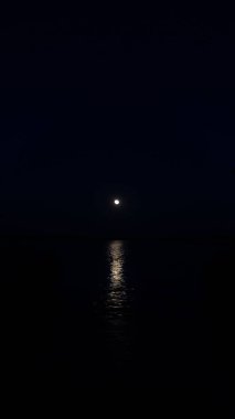 Ay ve ışık suyun üzerinde parlıyor.