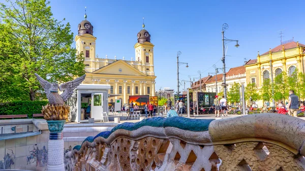 Debrecen Hungria 04 19 2019 visão da fonte do milênio da grande igreja em Debrecen — Fotografia de Stock