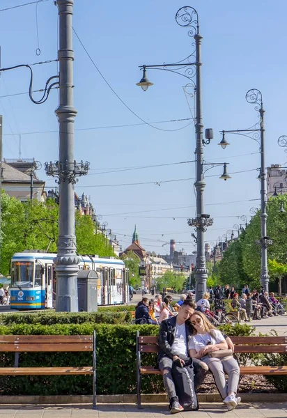 Дебрецен Венгрия 04 19 2019 Молодая пара сидит на скамейке на площади Дебрецена Кошута — стоковое фото