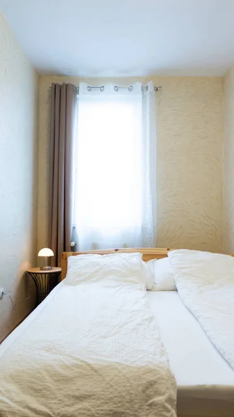 Комната с кроватью и маленькой лампой — стоковое фото