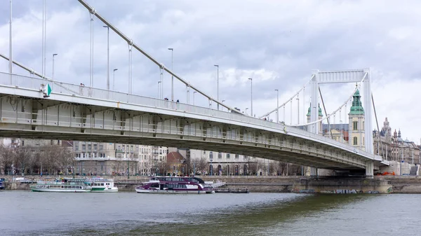 Budapešťská uherská 03 16 2019-Alžbětinská most zdola — Stock fotografie