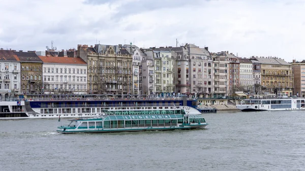 BUDAPEST, HUNGARY, 03 16 2019 г. Корабль легенды проходит по Дунаю в Будапеште — стоковое фото