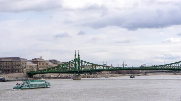 Budapest, Ungern, 03 16 2019 den Legenda fartyget passerar längs Donau i Budapest — Stockfoto