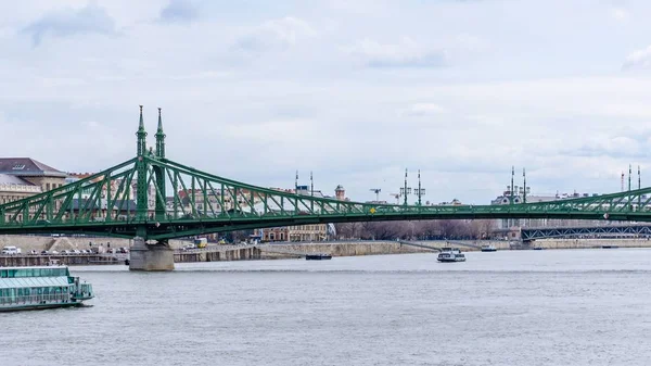 Budapeşte, Macaristan, 03 16 2019 efsane bir gemi Budapeşte Tuna boyunca geçer — Stok fotoğraf