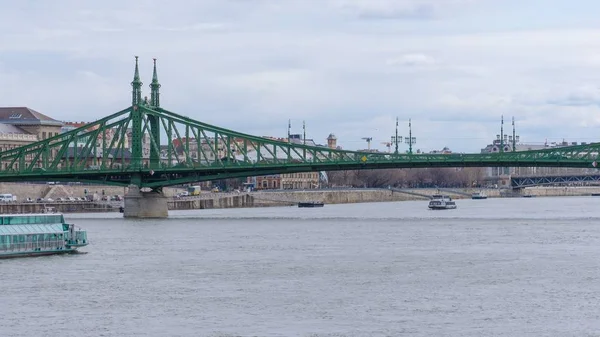 Budapest, Ungern, 03 16 2019 den Legenda fartyget passerar längs Donau i Budapest — Stockfoto