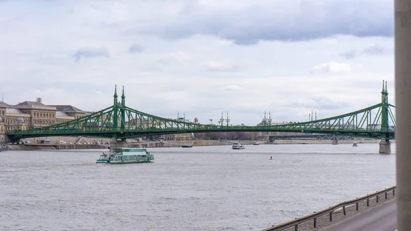 Budapest, Ungern, 03 16 2019 den Legenda fartyget passerar längs Donau i Budapest — Stockfoto