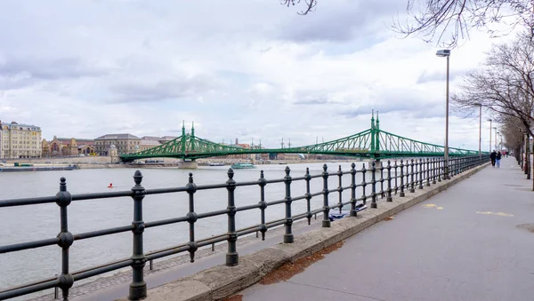 Budapeşte Macaristan 03 16 2019 özgürlük köprüsü rıhtımdan fotoğraflandı — Stok fotoğraf
