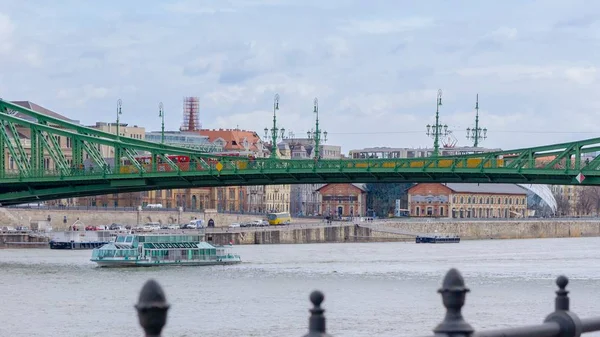 Budapest, Ungern, 03 16 2019 det legendariska skeppet passerar längs Donau i Budapest — Stockfoto