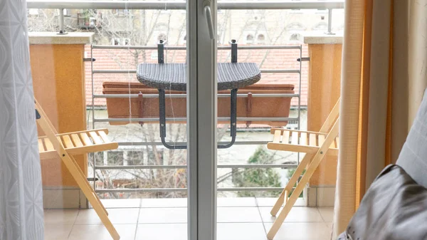 İçeriden sandalyeli veranda.