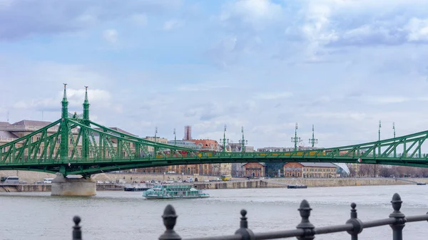 Budapest Ungern 03 16 2019 ett fartyg korsar under Liberty Bridge i Budapest — Stockfoto