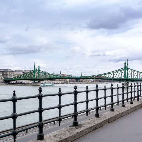Budapešť Maďarsko 03 16 2019 loď křižuje pod mostem Liberty v Budapešti — Stock fotografie