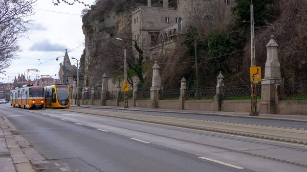 Um velho e um novo bonde passando por Budapeste — Fotografia de Stock