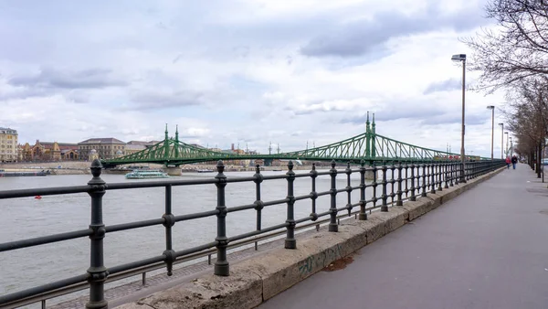 Budapeşte Macaristan 03: 16 2019 Budapeşte 'deki Özgürlük Köprüsü' nün altından bir gemi geçiyor — Stok fotoğraf