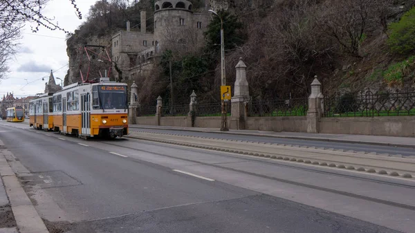Budapest Hongrie 03 16 2019 un vieux et un nouveau tramway passant à Budapest — Photo