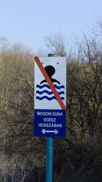 Está prohibido nadar a lo largo del Danubio de Moson — Foto de Stock