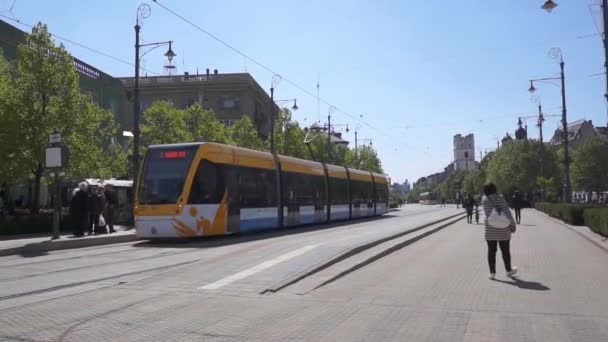 Debrecen Hongrie 04 19 2019 les gens prennent le tram 2 à Debrecen — Video