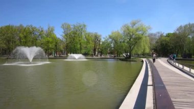 Debrecen Hungary 04 19 2019 turistler ve yerliler Debrecens Great Forest Park'ta iyi vakit ler din