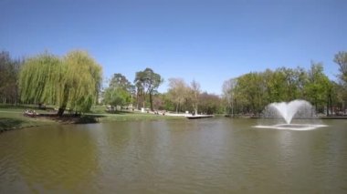 Debrecen Hungary 04 19 2019 turistler ve yerliler Debrecens Great Forest Park'ta iyi vakit ler din