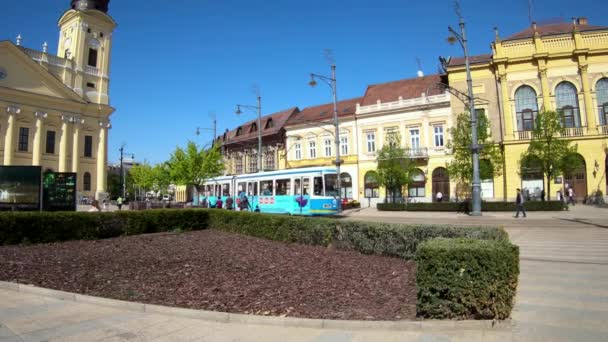 Дебрецен Венгрия 04 19 2019 трамвай 1 прибывает на остановку в Дебрецене — стоковое видео