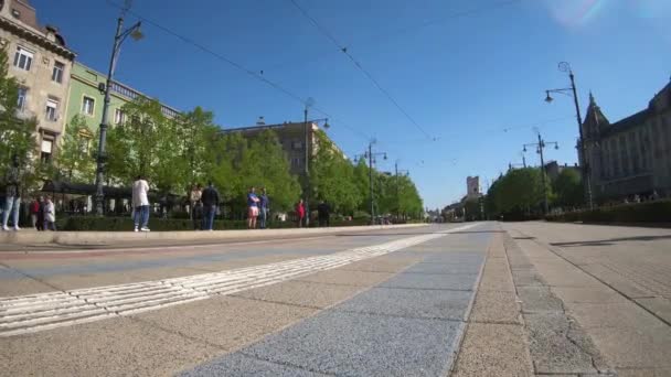 Debrecen Maďarsko 04 19 2019 tramvaj č. 2 dorazí na zastávku v Debrecenu — Stock video