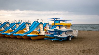 Fırtına nedeniyle kıyıda su kayıyor.