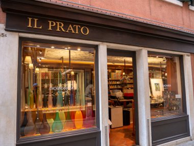 Venedik, İtalya 08: 14 2019 Bir il prato dükkanının vitrininde