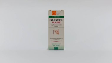 Nagybajcs, Macaristan 09.18.2019 Gingisol Plus Interherb yapımı. Beyaz arkaplanda izole