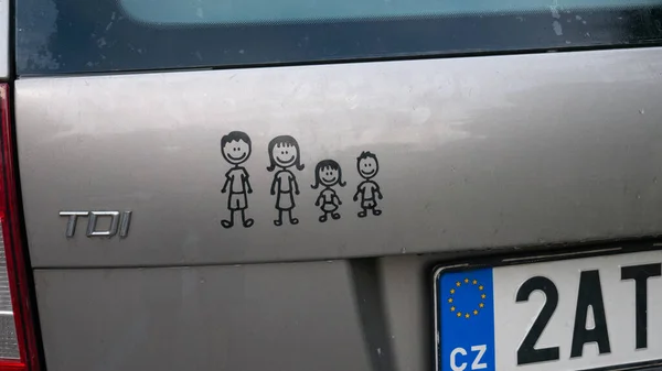 Cavallino-treporti Itália 08 13 2019 um desenho de uma família em um carro — Fotografia de Stock