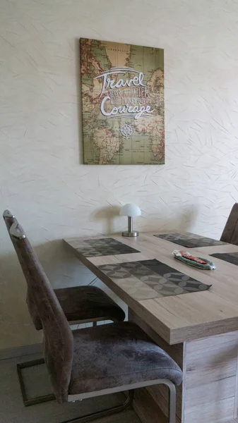 Modern apartman manzarası, yemek masası.