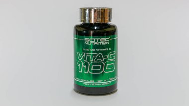Nagybajcs, Macaristan 09.18.2019: Scitec Nutrition tarafından yapılan Vita-C 1100. Beyaz arkaplanda izole