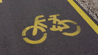 parkta beyaz işareti ile bisiklet yolu