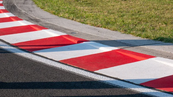 Motor yarış devresi Kırmızı ve Beyaz Kerb — Stok fotoğraf