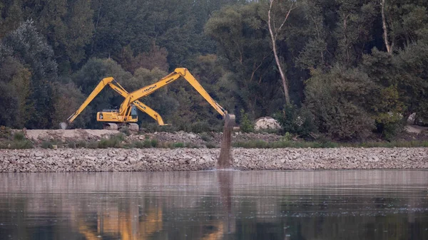Nagybajcs, Macaristan 09.18.2019 Komatsu kazıcıları Tuna Nehri boyunca çalışıyor