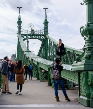 Budapeşte Macaristan 03 16 2019 turist Budapeşte 'deki Özgürlük Köprüsü' nde fotoğraf çekiyor