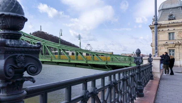 Будапешт Венгрия 03 16 2019 туристы и местные жители пересекают мост Свободы в Будапеште — стоковое фото