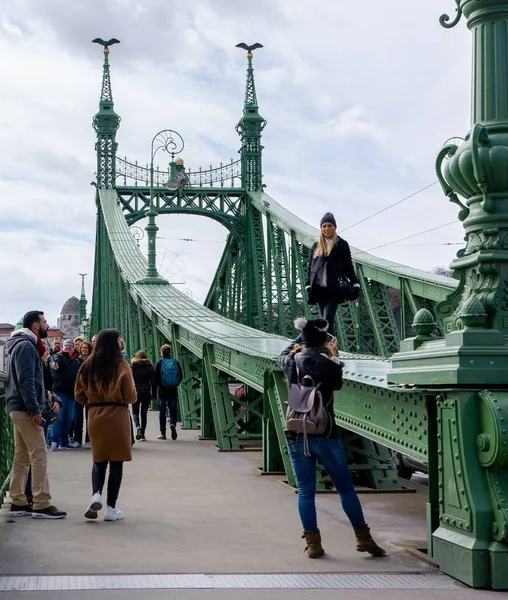 Budapeşte Macaristan 03 16 2019 turist Budapeşte 'deki Özgürlük Köprüsü' nde fotoğraf çekiyor — Stok fotoğraf