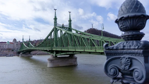 Budapest Ungern 03 16 2019 turister och lokalbefolkning korsa Frihetsbron i Budapest — Stockfoto