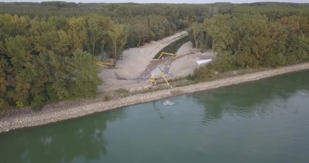 Nagybajcs, Ungheria 09.18.2019 Gli escavatori Komatsu stanno lavorando lungo il Danubio — Video Stock