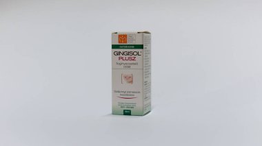 Nagybajcs, Macaristan 09.18.2019 Gingisol Plus Interherb yapımı. Beyaz arkaplanda izole