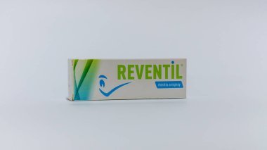 Nagybajcs, Macaristan. 09.18.2019 Reventil burun spreyi. Beyaz arkaplanda izole