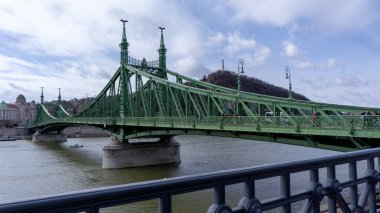 Budapeşte Macaristan 03 16 2019 turistler ve yerliler Budapeşte Özgürlük Köprüsü çapraz