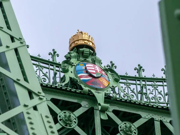 ブダペストの自由橋にハンガリーの紋章 — ストック写真