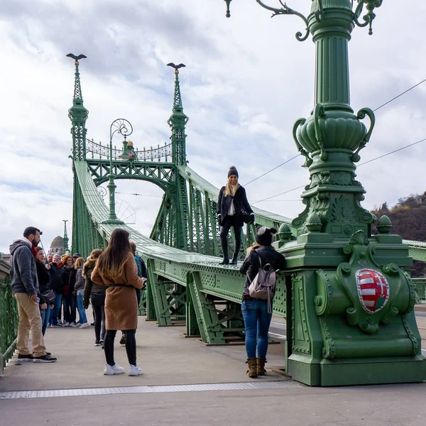 Budapest Hungría 03 16 2019 turistas toman fotos en el Puente de la Libertad en Budapest — Foto de Stock