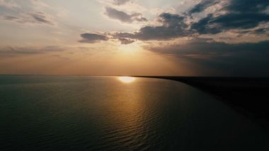 Bir çekici içinde büyüleyici, pembe günbatımı hangi dalgalar ışıltı koyu mavi denizin sakin ve oyun, şu an bir quadcopter planı genel alınır