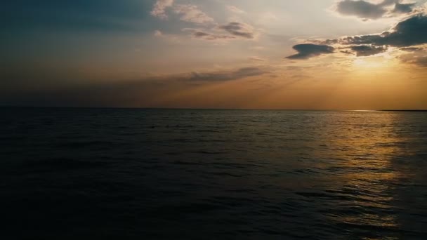 Pôr Sol Rosa Encantador Mar Azul Escuro Encantador Calmo Qual — Vídeo de Stock