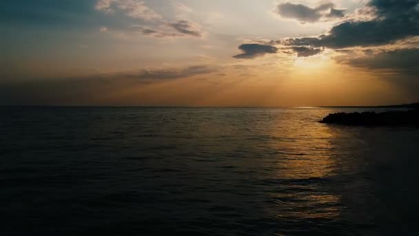 Pôr Sol Rosa Encantador Mar Azul Escuro Encantador Calmo Qual — Vídeo de Stock