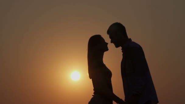 Σιλουέτες Ζευγαριού Ερωτευμένα Απέναντι Από Ένα Ζεστό Ηλιοβασίλεμα — Αρχείο Βίντεο