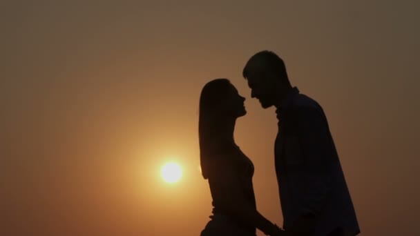 Silhouette Una Coppia Innamorata Fronte Caldo Tramonto — Video Stock